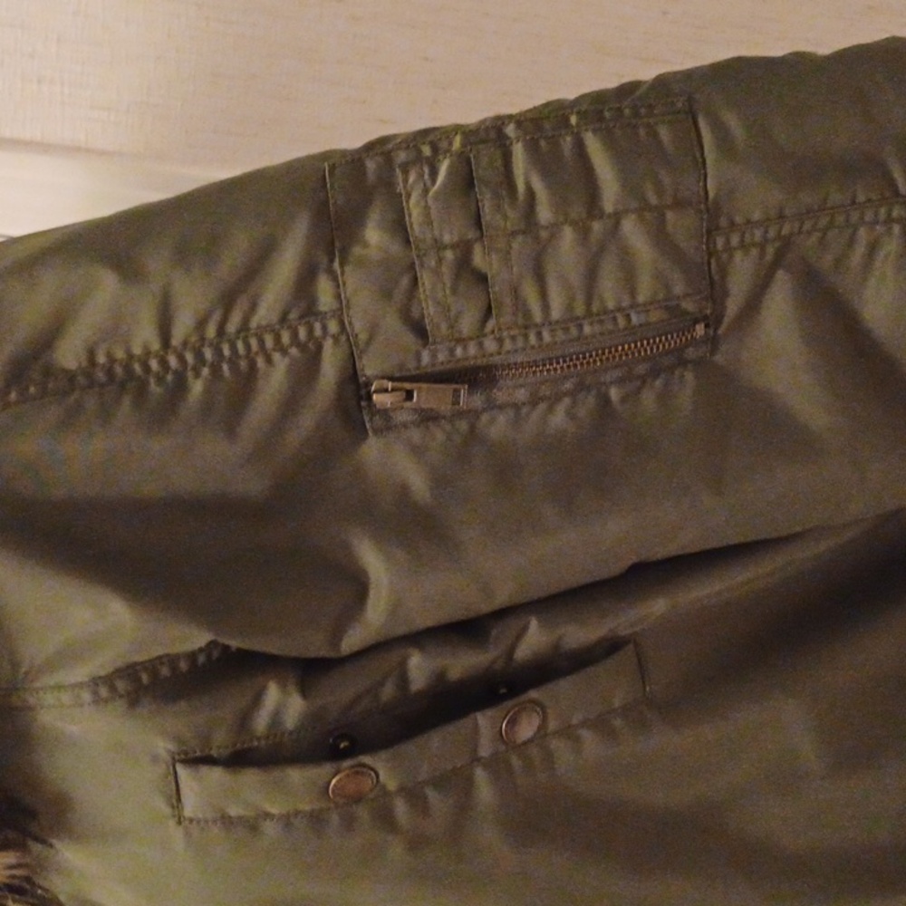 Green Winter Jacket - Size Medium - Picture 4 of 10